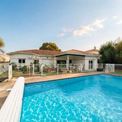 Maison 5 pièce(s) 146 m2 , Camblanes et meynac