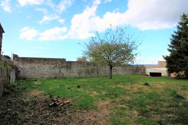 Terrain à bâtir avec dépendance de 135m²