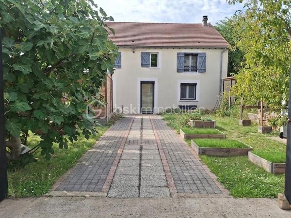 Rare sur le secteur au centre ville (Vieux Village). Proche toutes commodités. Maison ancienne indépendante et restaurée comprenant : séjour double avec cheminée insert (38 m² environ), cuisine aménagée équipée ( environ 18 m²), arrière cuisine/buanderie, seconde entrée accès par cour, salle d'eau avec WC. A l'étage : palier, 3 chambres dont une grande suite parentale, bureau, dressing et WC. Sous comble grenier (environ 37 m² au sol). Garage double porte automatique (64 m² au sol). Au dessus un appartement 2 pièces avec entrée indépendante comprenant : pièce de vie avec cuisine ouverte, chambre, salle d'eau avec WC. Cour à l'arrière. Jardin à l'avant avec dépendances. Terrain 476 m². Chauffage centrale au gaz de ville et pompe à chaleur air/air. Surface au sol 230 m².
