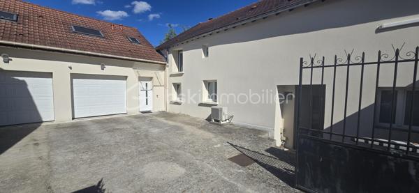 Rare sur le secteur au centre ville (Vieux Village). Proche toutes commodités. Maison ancienne indépendante et restaurée comprenant : séjour double avec cheminée insert (38 m² environ), cuisine aménagée équipée ( environ 18 m²), arrière cuisine/buanderie, seconde entrée accès par cour, salle d'eau avec WC. A l'étage : palier, 3 chambres dont une grande suite parentale, bureau, dressing et WC. Sous comble grenier (environ 37 m² au sol). Garage double porte automatique (64 m² au sol). Au dessus un appartement 2 pièces avec entrée indépendante comprenant : pièce de vie avec cuisine ouverte, chambre, salle d'eau avec WC. Cour à l'arrière. Jardin à l'avant avec dépendances. Terrain 476 m². Chauffage centrale au gaz de ville et pompe à chaleur air/air. Surface au sol 230 m².