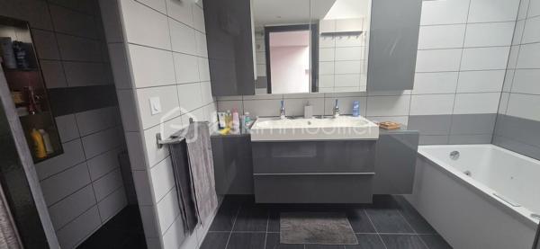 Rare sur le secteur au centre ville (Vieux Village). Proche toutes commodités. Maison ancienne indépendante et restaurée comprenant : séjour double avec cheminée insert (38 m² environ), cuisine aménagée équipée ( environ 18 m²), arrière cuisine/buanderie, seconde entrée accès par cour, salle d'eau avec WC. A l'étage : palier, 3 chambres dont une grande suite parentale, bureau, dressing et WC. Sous comble grenier (environ 37 m² au sol). Garage double porte automatique (64 m² au sol). Au dessus un appartement 2 pièces avec entrée indépendante comprenant : pièce de vie avec cuisine ouverte, chambre, salle d'eau avec WC. Cour à l'arrière. Jardin à l'avant avec dépendances. Terrain 476 m². Chauffage centrale au gaz de ville et pompe à chaleur air/air. Surface au sol 230 m².