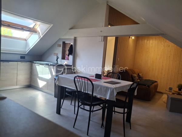 Rare sur le secteur au centre ville (Vieux Village). Proche toutes commodités. Maison ancienne indépendante et restaurée comprenant : séjour double avec cheminée insert (38 m² environ), cuisine aménagée équipée ( environ 18 m²), arrière cuisine/buanderie, seconde entrée accès par cour, salle d'eau avec WC. A l'étage : palier, 3 chambres dont une grande suite parentale, bureau, dressing et WC. Sous comble grenier (environ 37 m² au sol). Garage double porte automatique (64 m² au sol). Au dessus un appartement 2 pièces avec entrée indépendante comprenant : pièce de vie avec cuisine ouverte, chambre, salle d'eau avec WC. Cour à l'arrière. Jardin à l'avant avec dépendances. Terrain 476 m². Chauffage centrale au gaz de ville et pompe à chaleur air/air. Surface au sol 230 m².