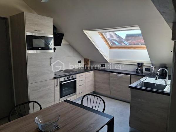 Rare sur le secteur au centre ville (Vieux Village). Proche toutes commodités. Maison ancienne indépendante et restaurée comprenant : séjour double avec cheminée insert (38 m² environ), cuisine aménagée équipée ( environ 18 m²), arrière cuisine/buanderie, seconde entrée accès par cour, salle d'eau avec WC. A l'étage : palier, 3 chambres dont une grande suite parentale, bureau, dressing et WC. Sous comble grenier (environ 37 m² au sol). Garage double porte automatique (64 m² au sol). Au dessus un appartement 2 pièces avec entrée indépendante comprenant : pièce de vie avec cuisine ouverte, chambre, salle d'eau avec WC. Cour à l'arrière. Jardin à l'avant avec dépendances. Terrain 476 m². Chauffage centrale au gaz de ville et pompe à chaleur air/air. Surface au sol 230 m².