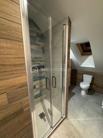Rare sur le secteur au centre ville (Vieux Village). Proche toutes commodités. Maison ancienne indépendante et restaurée comprenant : séjour double avec cheminée insert (38 m² environ), cuisine aménagée équipée ( environ 18 m²), arrière cuisine/buanderie, seconde entrée accès par cour, salle d'eau avec WC. A l'étage : palier, 3 chambres dont une grande suite parentale, bureau, dressing et WC. Sous comble grenier (environ 37 m² au sol). Garage double porte automatique (64 m² au sol). Au dessus un appartement 2 pièces avec entrée indépendante comprenant : pièce de vie avec cuisine ouverte, chambre, salle d'eau avec WC. Cour à l'arrière. Jardin à l'avant avec dépendances. Terrain 476 m². Chauffage centrale au gaz de ville et pompe à chaleur air/air. Surface au sol 230 m².
