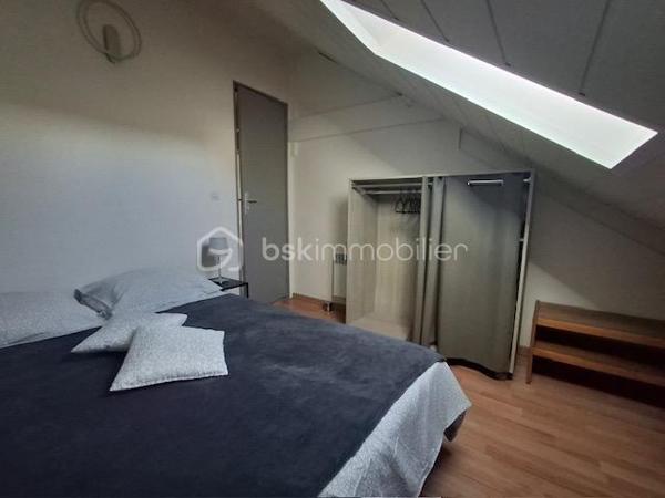 Rare sur le secteur au centre ville (Vieux Village). Proche toutes commodités. Maison ancienne indépendante et restaurée comprenant : séjour double avec cheminée insert (38 m² environ), cuisine aménagée équipée ( environ 18 m²), arrière cuisine/buanderie, seconde entrée accès par cour, salle d'eau avec WC. A l'étage : palier, 3 chambres dont une grande suite parentale, bureau, dressing et WC. Sous comble grenier (environ 37 m² au sol). Garage double porte automatique (64 m² au sol). Au dessus un appartement 2 pièces avec entrée indépendante comprenant : pièce de vie avec cuisine ouverte, chambre, salle d'eau avec WC. Cour à l'arrière. Jardin à l'avant avec dépendances. Terrain 476 m². Chauffage centrale au gaz de ville et pompe à chaleur air/air. Surface au sol 230 m².