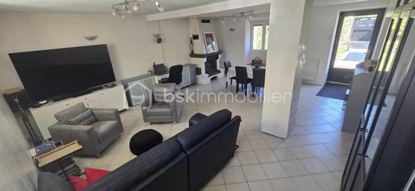 Rare sur le secteur au centre ville (Vieux Village). Proche toutes commodités. Maison ancienne indépendante et restaurée comprenant : séjour double avec cheminée insert (38 m² environ), cuisine aménagée équipée ( environ 18 m²), arrière cuisine/buanderie, seconde entrée accès par cour, salle d'eau avec WC. A l'étage : palier, 3 chambres dont une grande suite parentale, bureau, dressing et WC. Sous comble grenier (environ 37 m² au sol). Garage double porte automatique (64 m² au sol). Au dessus un appartement 2 pièces avec entrée indépendante comprenant : pièce de vie avec cuisine ouverte, chambre, salle d'eau avec WC. Cour à l'arrière. Jardin à l'avant avec dépendances. Terrain 476 m². Chauffage centrale au gaz de ville et pompe à chaleur air/air. Surface au sol 230 m².