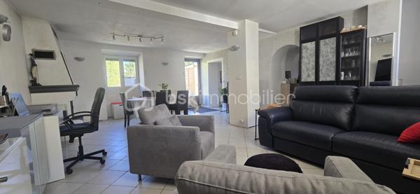 Rare sur le secteur au centre ville (Vieux Village). Proche toutes commodités. Maison ancienne indépendante et restaurée comprenant : séjour double avec cheminée insert (38 m² environ), cuisine aménagée équipée ( environ 18 m²), arrière cuisine/buanderie, seconde entrée accès par cour, salle d'eau avec WC. A l'étage : palier, 3 chambres dont une grande suite parentale, bureau, dressing et WC. Sous comble grenier (environ 37 m² au sol). Garage double porte automatique (64 m² au sol). Au dessus un appartement 2 pièces avec entrée indépendante comprenant : pièce de vie avec cuisine ouverte, chambre, salle d'eau avec WC. Cour à l'arrière. Jardin à l'avant avec dépendances. Terrain 476 m². Chauffage centrale au gaz de ville et pompe à chaleur air/air. Surface au sol 230 m².