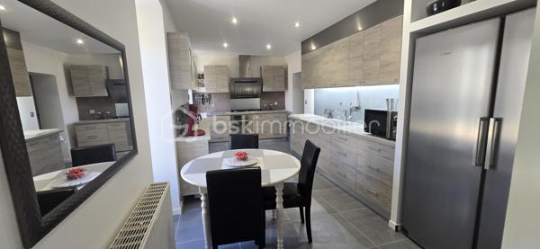 Rare sur le secteur au centre ville (Vieux Village). Proche toutes commodités. Maison ancienne indépendante et restaurée comprenant : séjour double avec cheminée insert (38 m² environ), cuisine aménagée équipée ( environ 18 m²), arrière cuisine/buanderie, seconde entrée accès par cour, salle d'eau avec WC. A l'étage : palier, 3 chambres dont une grande suite parentale, bureau, dressing et WC. Sous comble grenier (environ 37 m² au sol). Garage double porte automatique (64 m² au sol). Au dessus un appartement 2 pièces avec entrée indépendante comprenant : pièce de vie avec cuisine ouverte, chambre, salle d'eau avec WC. Cour à l'arrière. Jardin à l'avant avec dépendances. Terrain 476 m². Chauffage centrale au gaz de ville et pompe à chaleur air/air. Surface au sol 230 m².