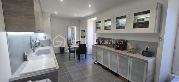 Rare sur le secteur au centre ville (Vieux Village). Proche toutes commodités. Maison ancienne indépendante et restaurée comprenant : séjour double avec cheminée insert (38 m² environ), cuisine aménagée équipée ( environ 18 m²), arrière cuisine/buanderie, seconde entrée accès par cour, salle d'eau avec WC. A l'étage : palier, 3 chambres dont une grande suite parentale, bureau, dressing et WC. Sous comble grenier (environ 37 m² au sol). Garage double porte automatique (64 m² au sol). Au dessus un appartement 2 pièces avec entrée indépendante comprenant : pièce de vie avec cuisine ouverte, chambre, salle d'eau avec WC. Cour à l'arrière. Jardin à l'avant avec dépendances. Terrain 476 m². Chauffage centrale au gaz de ville et pompe à chaleur air/air. Surface au sol 230 m².