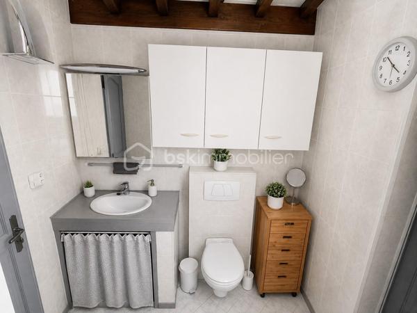 Rare sur le secteur au centre ville (Vieux Village). Proche toutes commodités. Maison ancienne indépendante et restaurée comprenant : séjour double avec cheminée insert (38 m² environ), cuisine aménagée équipée ( environ 18 m²), arrière cuisine/buanderie, seconde entrée accès par cour, salle d'eau avec WC. A l'étage : palier, 3 chambres dont une grande suite parentale, bureau, dressing et WC. Sous comble grenier (environ 37 m² au sol). Garage double porte automatique (64 m² au sol). Au dessus un appartement 2 pièces avec entrée indépendante comprenant : pièce de vie avec cuisine ouverte, chambre, salle d'eau avec WC. Cour à l'arrière. Jardin à l'avant avec dépendances. Terrain 476 m². Chauffage centrale au gaz de ville et pompe à chaleur air/air. Surface au sol 230 m².