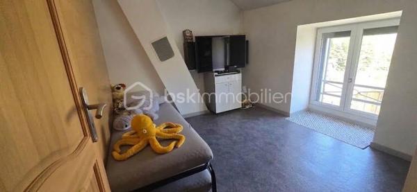 Rare sur le secteur au centre ville (Vieux Village). Proche toutes commodités. Maison ancienne indépendante et restaurée comprenant : séjour double avec cheminée insert (38 m² environ), cuisine aménagée équipée ( environ 18 m²), arrière cuisine/buanderie, seconde entrée accès par cour, salle d'eau avec WC. A l'étage : palier, 3 chambres dont une grande suite parentale, bureau, dressing et WC. Sous comble grenier (environ 37 m² au sol). Garage double porte automatique (64 m² au sol). Au dessus un appartement 2 pièces avec entrée indépendante comprenant : pièce de vie avec cuisine ouverte, chambre, salle d'eau avec WC. Cour à l'arrière. Jardin à l'avant avec dépendances. Terrain 476 m². Chauffage centrale au gaz de ville et pompe à chaleur air/air. Surface au sol 230 m².