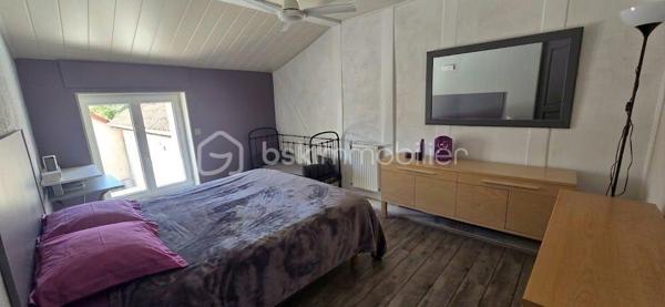 Rare sur le secteur au centre ville (Vieux Village). Proche toutes commodités. Maison ancienne indépendante et restaurée comprenant : séjour double avec cheminée insert (38 m² environ), cuisine aménagée équipée ( environ 18 m²), arrière cuisine/buanderie, seconde entrée accès par cour, salle d'eau avec WC. A l'étage : palier, 3 chambres dont une grande suite parentale, bureau, dressing et WC. Sous comble grenier (environ 37 m² au sol). Garage double porte automatique (64 m² au sol). Au dessus un appartement 2 pièces avec entrée indépendante comprenant : pièce de vie avec cuisine ouverte, chambre, salle d'eau avec WC. Cour à l'arrière. Jardin à l'avant avec dépendances. Terrain 476 m². Chauffage centrale au gaz de ville et pompe à chaleur air/air. Surface au sol 230 m².