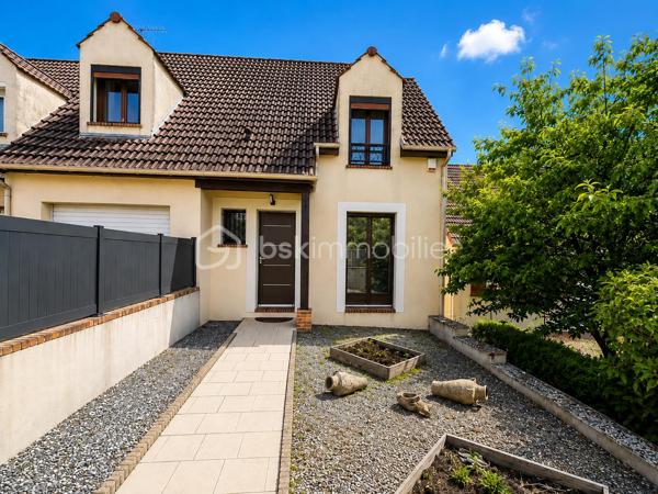 Rebecca Sebarg a le plaisir de vous présenter cette jolie maison familiale de 100m2 habitables, située au calme, dans une impasse d’un quartier résidentiel, et édifiée sur un terrain de 689 m².

Dès l’entrée, vous découvrirez un agréable double séjour traversant et lumineux, offrant un accès direct à la terrasse et au jardin par un escalier. Le rez-de-chaussée comprend également une cuisine indépendante entièrement aménagée et équipée, ainsi que des toilettes séparées.

À l’étage, l’espace nuit se compose de 3 chambres, toutes équipées de grands rangements intégrés. 
Vous trouverez également une salle d’eau récente et moderne, ainsi que des WC séparés.

La maison dispose également d’un sous-sol total, actuellement non aménagé, offrant un beau potentiel d’aménagement selon vos besoins et vos envies.

Un garage isolé d’environ 20 m², avec accès direct depuis le rez-de-chaussée, complète le bien, ainsi que deux places de stationnement extérieures.

À l’extérieur, vous profiterez d’un agréable jardin avec un cabanon situé en fond de parcelle, idéal pour le rangement du matériel de jardin.

Cette maison, très bien entretenue et ne nécessitant aucun travaux, offre de belles prestations et un excellent confort au quotidien.

LES + DE LA MAISON :
• Bon DPE : C
• Fenêtres en double vitrage
• Volets électriques au rez-de-chaussée
• Garage isolé d’environ 18m² avec accès direct à la maison
• Tableau électrique récent
• Sous-sol total offrant un beau potentiel d’aménagement
• De nombreux rangements dans chacune des chambres
• Aucune anomalie en électricité et gaz
• Chaudière à condensation de 2021 avec plancher chauffant 
• 2 places de stationnement extérieures
• Terrain de 689 m² avec cabanon

Écoles, collège et centre-ville accessibles à pied : un emplacement idéal pour une vie de famille.

Important : La copropriété, actuellement composée de 2 lots, est en cours de dissolution. À la date de la vente, le bien ne sera donc plus soumis au régime de la copropriété.

Une maison familiale agréable, fonctionnelle et parfaitement entretenue, à découvrir sans tarder !