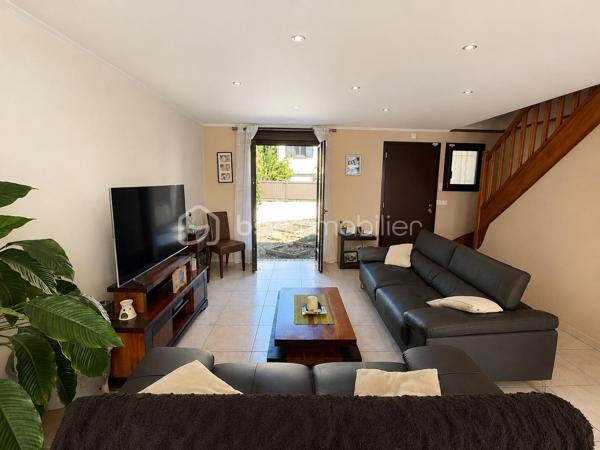 Rebecca Sebarg a le plaisir de vous présenter cette jolie maison familiale de 100m2 habitables, située au calme, dans une impasse d’un quartier résidentiel, et édifiée sur un terrain de 689 m².

Dès l’entrée, vous découvrirez un agréable double séjour traversant et lumineux, offrant un accès direct à la terrasse et au jardin par un escalier. Le rez-de-chaussée comprend également une cuisine indépendante entièrement aménagée et équipée, ainsi que des toilettes séparées.

À l’étage, l’espace nuit se compose de 3 chambres, toutes équipées de grands rangements intégrés. 
Vous trouverez également une salle d’eau récente et moderne, ainsi que des WC séparés.

La maison dispose également d’un sous-sol total, actuellement non aménagé, offrant un beau potentiel d’aménagement selon vos besoins et vos envies.

Un garage isolé d’environ 20 m², avec accès direct depuis le rez-de-chaussée, complète le bien, ainsi que deux places de stationnement extérieures.

À l’extérieur, vous profiterez d’un agréable jardin avec un cabanon situé en fond de parcelle, idéal pour le rangement du matériel de jardin.

Cette maison, très bien entretenue et ne nécessitant aucun travaux, offre de belles prestations et un excellent confort au quotidien.

LES + DE LA MAISON :
• Bon DPE : C
• Fenêtres en double vitrage
• Volets électriques au rez-de-chaussée
• Garage isolé d’environ 18m² avec accès direct à la maison
• Tableau électrique récent
• Sous-sol total offrant un beau potentiel d’aménagement
• De nombreux rangements dans chacune des chambres
• Aucune anomalie en électricité et gaz
• Chaudière à condensation de 2021 avec plancher chauffant 
• 2 places de stationnement extérieures
• Terrain de 689 m² avec cabanon

Écoles, collège et centre-ville accessibles à pied : un emplacement idéal pour une vie de famille.

Important : La copropriété, actuellement composée de 2 lots, est en cours de dissolution. À la date de la vente, le bien ne sera donc plus soumis au régime de la copropriété.

Une maison familiale agréable, fonctionnelle et parfaitement entretenue, à découvrir sans tarder !
