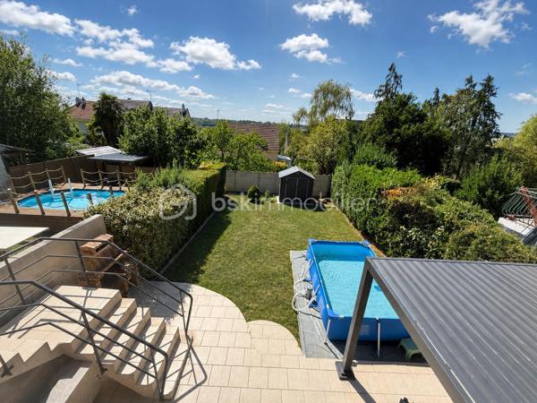 Rebecca Sebarg a le plaisir de vous présenter cette jolie maison familiale de 100m2 habitables, située au calme, dans une impasse d’un quartier résidentiel, et édifiée sur un terrain de 689 m².

Dès l’entrée, vous découvrirez un agréable double séjour traversant et lumineux, offrant un accès direct à la terrasse et au jardin par un escalier. Le rez-de-chaussée comprend également une cuisine indépendante entièrement aménagée et équipée, ainsi que des toilettes séparées.

À l’étage, l’espace nuit se compose de 3 chambres, toutes équipées de grands rangements intégrés. 
Vous trouverez également une salle d’eau récente et moderne, ainsi que des WC séparés.

La maison dispose également d’un sous-sol total, actuellement non aménagé, offrant un beau potentiel d’aménagement selon vos besoins et vos envies.

Un garage isolé d’environ 20 m², avec accès direct depuis le rez-de-chaussée, complète le bien, ainsi que deux places de stationnement extérieures.

À l’extérieur, vous profiterez d’un agréable jardin avec un cabanon situé en fond de parcelle, idéal pour le rangement du matériel de jardin.

Cette maison, très bien entretenue et ne nécessitant aucun travaux, offre de belles prestations et un excellent confort au quotidien.

LES + DE LA MAISON :
• Bon DPE : C
• Fenêtres en double vitrage
• Volets électriques au rez-de-chaussée
• Garage isolé d’environ 18m² avec accès direct à la maison
• Tableau électrique récent
• Sous-sol total offrant un beau potentiel d’aménagement
• De nombreux rangements dans chacune des chambres
• Aucune anomalie en électricité et gaz
• Chaudière à condensation de 2021 avec plancher chauffant 
• 2 places de stationnement extérieures
• Terrain de 689 m² avec cabanon

Écoles, collège et centre-ville accessibles à pied : un emplacement idéal pour une vie de famille.

Important : La copropriété, actuellement composée de 2 lots, est en cours de dissolution. À la date de la vente, le bien ne sera donc plus soumis au régime de la copropriété.

Une maison familiale agréable, fonctionnelle et parfaitement entretenue, à découvrir sans tarder !
