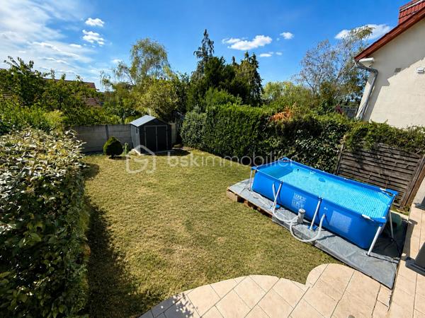 Rebecca Sebarg a le plaisir de vous présenter cette jolie maison familiale de 100m2 habitables, située au calme, dans une impasse d’un quartier résidentiel, et édifiée sur un terrain de 689 m².

Dès l’entrée, vous découvrirez un agréable double séjour traversant et lumineux, offrant un accès direct à la terrasse et au jardin par un escalier. Le rez-de-chaussée comprend également une cuisine indépendante entièrement aménagée et équipée, ainsi que des toilettes séparées.

À l’étage, l’espace nuit se compose de 3 chambres, toutes équipées de grands rangements intégrés. 
Vous trouverez également une salle d’eau récente et moderne, ainsi que des WC séparés.

La maison dispose également d’un sous-sol total, actuellement non aménagé, offrant un beau potentiel d’aménagement selon vos besoins et vos envies.

Un garage isolé d’environ 20 m², avec accès direct depuis le rez-de-chaussée, complète le bien, ainsi que deux places de stationnement extérieures.

À l’extérieur, vous profiterez d’un agréable jardin avec un cabanon situé en fond de parcelle, idéal pour le rangement du matériel de jardin.

Cette maison, très bien entretenue et ne nécessitant aucun travaux, offre de belles prestations et un excellent confort au quotidien.

LES + DE LA MAISON :
• Bon DPE : C
• Fenêtres en double vitrage
• Volets électriques au rez-de-chaussée
• Garage isolé d’environ 18m² avec accès direct à la maison
• Tableau électrique récent
• Sous-sol total offrant un beau potentiel d’aménagement
• De nombreux rangements dans chacune des chambres
• Aucune anomalie en électricité et gaz
• Chaudière à condensation de 2021 avec plancher chauffant 
• 2 places de stationnement extérieures
• Terrain de 689 m² avec cabanon

Écoles, collège et centre-ville accessibles à pied : un emplacement idéal pour une vie de famille.

Important : La copropriété, actuellement composée de 2 lots, est en cours de dissolution. À la date de la vente, le bien ne sera donc plus soumis au régime de la copropriété.

Une maison familiale agréable, fonctionnelle et parfaitement entretenue, à découvrir sans tarder !