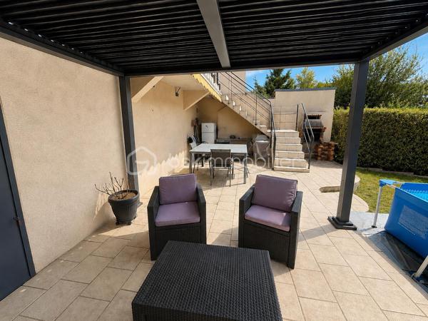 Rebecca Sebarg a le plaisir de vous présenter cette jolie maison familiale de 100m2 habitables, située au calme, dans une impasse d’un quartier résidentiel, et édifiée sur un terrain de 689 m².

Dès l’entrée, vous découvrirez un agréable double séjour traversant et lumineux, offrant un accès direct à la terrasse et au jardin par un escalier. Le rez-de-chaussée comprend également une cuisine indépendante entièrement aménagée et équipée, ainsi que des toilettes séparées.

À l’étage, l’espace nuit se compose de 3 chambres, toutes équipées de grands rangements intégrés. 
Vous trouverez également une salle d’eau récente et moderne, ainsi que des WC séparés.

La maison dispose également d’un sous-sol total, actuellement non aménagé, offrant un beau potentiel d’aménagement selon vos besoins et vos envies.

Un garage isolé d’environ 20 m², avec accès direct depuis le rez-de-chaussée, complète le bien, ainsi que deux places de stationnement extérieures.

À l’extérieur, vous profiterez d’un agréable jardin avec un cabanon situé en fond de parcelle, idéal pour le rangement du matériel de jardin.

Cette maison, très bien entretenue et ne nécessitant aucun travaux, offre de belles prestations et un excellent confort au quotidien.

LES + DE LA MAISON :
• Bon DPE : C
• Fenêtres en double vitrage
• Volets électriques au rez-de-chaussée
• Garage isolé d’environ 18m² avec accès direct à la maison
• Tableau électrique récent
• Sous-sol total offrant un beau potentiel d’aménagement
• De nombreux rangements dans chacune des chambres
• Aucune anomalie en électricité et gaz
• Chaudière à condensation de 2021 avec plancher chauffant 
• 2 places de stationnement extérieures
• Terrain de 689 m² avec cabanon

Écoles, collège et centre-ville accessibles à pied : un emplacement idéal pour une vie de famille.

Important : La copropriété, actuellement composée de 2 lots, est en cours de dissolution. À la date de la vente, le bien ne sera donc plus soumis au régime de la copropriété.

Une maison familiale agréable, fonctionnelle et parfaitement entretenue, à découvrir sans tarder !