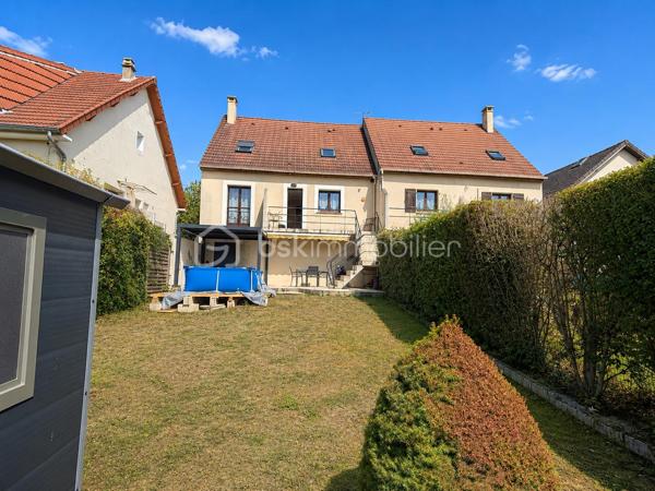 Rebecca Sebarg a le plaisir de vous présenter cette jolie maison familiale de 100m2 habitables, située au calme, dans une impasse d’un quartier résidentiel, et édifiée sur un terrain de 689 m².

Dès l’entrée, vous découvrirez un agréable double séjour traversant et lumineux, offrant un accès direct à la terrasse et au jardin par un escalier. Le rez-de-chaussée comprend également une cuisine indépendante entièrement aménagée et équipée, ainsi que des toilettes séparées.

À l’étage, l’espace nuit se compose de 3 chambres, toutes équipées de grands rangements intégrés. 
Vous trouverez également une salle d’eau récente et moderne, ainsi que des WC séparés.

La maison dispose également d’un sous-sol total, actuellement non aménagé, offrant un beau potentiel d’aménagement selon vos besoins et vos envies.

Un garage isolé d’environ 20 m², avec accès direct depuis le rez-de-chaussée, complète le bien, ainsi que deux places de stationnement extérieures.

À l’extérieur, vous profiterez d’un agréable jardin avec un cabanon situé en fond de parcelle, idéal pour le rangement du matériel de jardin.

Cette maison, très bien entretenue et ne nécessitant aucun travaux, offre de belles prestations et un excellent confort au quotidien.

LES + DE LA MAISON :
• Bon DPE : C
• Fenêtres en double vitrage
• Volets électriques au rez-de-chaussée
• Garage isolé d’environ 18m² avec accès direct à la maison
• Tableau électrique récent
• Sous-sol total offrant un beau potentiel d’aménagement
• De nombreux rangements dans chacune des chambres
• Aucune anomalie en électricité et gaz
• Chaudière à condensation de 2021 avec plancher chauffant 
• 2 places de stationnement extérieures
• Terrain de 689 m² avec cabanon

Écoles, collège et centre-ville accessibles à pied : un emplacement idéal pour une vie de famille.

Important : La copropriété, actuellement composée de 2 lots, est en cours de dissolution. À la date de la vente, le bien ne sera donc plus soumis au régime de la copropriété.

Une maison familiale agréable, fonctionnelle et parfaitement entretenue, à découvrir sans tarder !