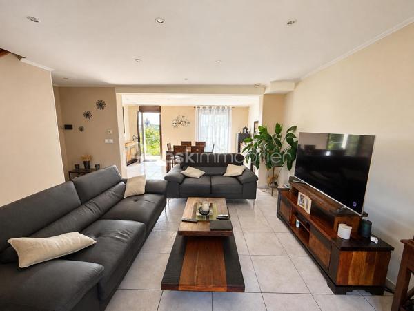 Rebecca Sebarg a le plaisir de vous présenter cette jolie maison familiale de 100m2 habitables, située au calme, dans une impasse d’un quartier résidentiel, et édifiée sur un terrain de 689 m².

Dès l’entrée, vous découvrirez un agréable double séjour traversant et lumineux, offrant un accès direct à la terrasse et au jardin par un escalier. Le rez-de-chaussée comprend également une cuisine indépendante entièrement aménagée et équipée, ainsi que des toilettes séparées.

À l’étage, l’espace nuit se compose de 3 chambres, toutes équipées de grands rangements intégrés. 
Vous trouverez également une salle d’eau récente et moderne, ainsi que des WC séparés.

La maison dispose également d’un sous-sol total, actuellement non aménagé, offrant un beau potentiel d’aménagement selon vos besoins et vos envies.

Un garage isolé d’environ 20 m², avec accès direct depuis le rez-de-chaussée, complète le bien, ainsi que deux places de stationnement extérieures.

À l’extérieur, vous profiterez d’un agréable jardin avec un cabanon situé en fond de parcelle, idéal pour le rangement du matériel de jardin.

Cette maison, très bien entretenue et ne nécessitant aucun travaux, offre de belles prestations et un excellent confort au quotidien.

LES + DE LA MAISON :
• Bon DPE : C
• Fenêtres en double vitrage
• Volets électriques au rez-de-chaussée
• Garage isolé d’environ 18m² avec accès direct à la maison
• Tableau électrique récent
• Sous-sol total offrant un beau potentiel d’aménagement
• De nombreux rangements dans chacune des chambres
• Aucune anomalie en électricité et gaz
• Chaudière à condensation de 2021 avec plancher chauffant 
• 2 places de stationnement extérieures
• Terrain de 689 m² avec cabanon

Écoles, collège et centre-ville accessibles à pied : un emplacement idéal pour une vie de famille.

Important : La copropriété, actuellement composée de 2 lots, est en cours de dissolution. À la date de la vente, le bien ne sera donc plus soumis au régime de la copropriété.

Une maison familiale agréable, fonctionnelle et parfaitement entretenue, à découvrir sans tarder !