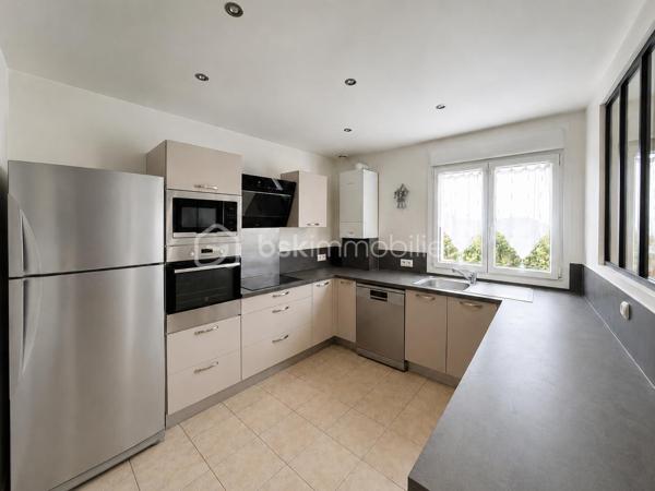 Rebecca Sebarg a le plaisir de vous présenter cette jolie maison familiale de 100m2 habitables, située au calme, dans une impasse d’un quartier résidentiel, et édifiée sur un terrain de 689 m².

Dès l’entrée, vous découvrirez un agréable double séjour traversant et lumineux, offrant un accès direct à la terrasse et au jardin par un escalier. Le rez-de-chaussée comprend également une cuisine indépendante entièrement aménagée et équipée, ainsi que des toilettes séparées.

À l’étage, l’espace nuit se compose de 3 chambres, toutes équipées de grands rangements intégrés. 
Vous trouverez également une salle d’eau récente et moderne, ainsi que des WC séparés.

La maison dispose également d’un sous-sol total, actuellement non aménagé, offrant un beau potentiel d’aménagement selon vos besoins et vos envies.

Un garage isolé d’environ 20 m², avec accès direct depuis le rez-de-chaussée, complète le bien, ainsi que deux places de stationnement extérieures.

À l’extérieur, vous profiterez d’un agréable jardin avec un cabanon situé en fond de parcelle, idéal pour le rangement du matériel de jardin.

Cette maison, très bien entretenue et ne nécessitant aucun travaux, offre de belles prestations et un excellent confort au quotidien.

LES + DE LA MAISON :
• Bon DPE : C
• Fenêtres en double vitrage
• Volets électriques au rez-de-chaussée
• Garage isolé d’environ 18m² avec accès direct à la maison
• Tableau électrique récent
• Sous-sol total offrant un beau potentiel d’aménagement
• De nombreux rangements dans chacune des chambres
• Aucune anomalie en électricité et gaz
• Chaudière à condensation de 2021 avec plancher chauffant 
• 2 places de stationnement extérieures
• Terrain de 689 m² avec cabanon

Écoles, collège et centre-ville accessibles à pied : un emplacement idéal pour une vie de famille.

Important : La copropriété, actuellement composée de 2 lots, est en cours de dissolution. À la date de la vente, le bien ne sera donc plus soumis au régime de la copropriété.

Une maison familiale agréable, fonctionnelle et parfaitement entretenue, à découvrir sans tarder !