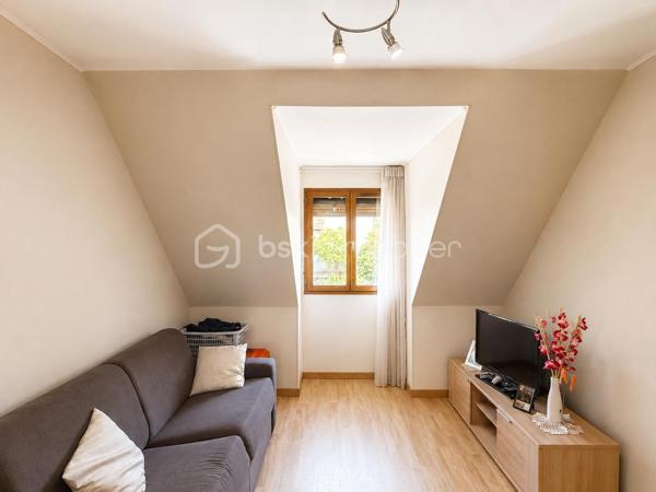 Rebecca Sebarg a le plaisir de vous présenter cette jolie maison familiale de 100m2 habitables, située au calme, dans une impasse d’un quartier résidentiel, et édifiée sur un terrain de 689 m².

Dès l’entrée, vous découvrirez un agréable double séjour traversant et lumineux, offrant un accès direct à la terrasse et au jardin par un escalier. Le rez-de-chaussée comprend également une cuisine indépendante entièrement aménagée et équipée, ainsi que des toilettes séparées.

À l’étage, l’espace nuit se compose de 3 chambres, toutes équipées de grands rangements intégrés. 
Vous trouverez également une salle d’eau récente et moderne, ainsi que des WC séparés.

La maison dispose également d’un sous-sol total, actuellement non aménagé, offrant un beau potentiel d’aménagement selon vos besoins et vos envies.

Un garage isolé d’environ 20 m², avec accès direct depuis le rez-de-chaussée, complète le bien, ainsi que deux places de stationnement extérieures.

À l’extérieur, vous profiterez d’un agréable jardin avec un cabanon situé en fond de parcelle, idéal pour le rangement du matériel de jardin.

Cette maison, très bien entretenue et ne nécessitant aucun travaux, offre de belles prestations et un excellent confort au quotidien.

LES + DE LA MAISON :
• Bon DPE : C
• Fenêtres en double vitrage
• Volets électriques au rez-de-chaussée
• Garage isolé d’environ 18m² avec accès direct à la maison
• Tableau électrique récent
• Sous-sol total offrant un beau potentiel d’aménagement
• De nombreux rangements dans chacune des chambres
• Aucune anomalie en électricité et gaz
• Chaudière à condensation de 2021 avec plancher chauffant 
• 2 places de stationnement extérieures
• Terrain de 689 m² avec cabanon

Écoles, collège et centre-ville accessibles à pied : un emplacement idéal pour une vie de famille.

Important : La copropriété, actuellement composée de 2 lots, est en cours de dissolution. À la date de la vente, le bien ne sera donc plus soumis au régime de la copropriété.

Une maison familiale agréable, fonctionnelle et parfaitement entretenue, à découvrir sans tarder !