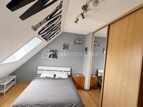 Rebecca Sebarg a le plaisir de vous présenter cette jolie maison familiale de 100m2 habitables, située au calme, dans une impasse d’un quartier résidentiel, et édifiée sur un terrain de 689 m².

Dès l’entrée, vous découvrirez un agréable double séjour traversant et lumineux, offrant un accès direct à la terrasse et au jardin par un escalier. Le rez-de-chaussée comprend également une cuisine indépendante entièrement aménagée et équipée, ainsi que des toilettes séparées.

À l’étage, l’espace nuit se compose de 3 chambres, toutes équipées de grands rangements intégrés. 
Vous trouverez également une salle d’eau récente et moderne, ainsi que des WC séparés.

La maison dispose également d’un sous-sol total, actuellement non aménagé, offrant un beau potentiel d’aménagement selon vos besoins et vos envies.

Un garage isolé d’environ 20 m², avec accès direct depuis le rez-de-chaussée, complète le bien, ainsi que deux places de stationnement extérieures.

À l’extérieur, vous profiterez d’un agréable jardin avec un cabanon situé en fond de parcelle, idéal pour le rangement du matériel de jardin.

Cette maison, très bien entretenue et ne nécessitant aucun travaux, offre de belles prestations et un excellent confort au quotidien.

LES + DE LA MAISON :
• Bon DPE : C
• Fenêtres en double vitrage
• Volets électriques au rez-de-chaussée
• Garage isolé d’environ 18m² avec accès direct à la maison
• Tableau électrique récent
• Sous-sol total offrant un beau potentiel d’aménagement
• De nombreux rangements dans chacune des chambres
• Aucune anomalie en électricité et gaz
• Chaudière à condensation de 2021 avec plancher chauffant 
• 2 places de stationnement extérieures
• Terrain de 689 m² avec cabanon

Écoles, collège et centre-ville accessibles à pied : un emplacement idéal pour une vie de famille.

Important : La copropriété, actuellement composée de 2 lots, est en cours de dissolution. À la date de la vente, le bien ne sera donc plus soumis au régime de la copropriété.

Une maison familiale agréable, fonctionnelle et parfaitement entretenue, à découvrir sans tarder !