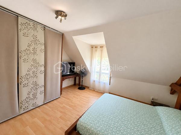 Rebecca Sebarg a le plaisir de vous présenter cette jolie maison familiale de 100m2 habitables, située au calme, dans une impasse d’un quartier résidentiel, et édifiée sur un terrain de 689 m².

Dès l’entrée, vous découvrirez un agréable double séjour traversant et lumineux, offrant un accès direct à la terrasse et au jardin par un escalier. Le rez-de-chaussée comprend également une cuisine indépendante entièrement aménagée et équipée, ainsi que des toilettes séparées.

À l’étage, l’espace nuit se compose de 3 chambres, toutes équipées de grands rangements intégrés. 
Vous trouverez également une salle d’eau récente et moderne, ainsi que des WC séparés.

La maison dispose également d’un sous-sol total, actuellement non aménagé, offrant un beau potentiel d’aménagement selon vos besoins et vos envies.

Un garage isolé d’environ 20 m², avec accès direct depuis le rez-de-chaussée, complète le bien, ainsi que deux places de stationnement extérieures.

À l’extérieur, vous profiterez d’un agréable jardin avec un cabanon situé en fond de parcelle, idéal pour le rangement du matériel de jardin.

Cette maison, très bien entretenue et ne nécessitant aucun travaux, offre de belles prestations et un excellent confort au quotidien.

LES + DE LA MAISON :
• Bon DPE : C
• Fenêtres en double vitrage
• Volets électriques au rez-de-chaussée
• Garage isolé d’environ 18m² avec accès direct à la maison
• Tableau électrique récent
• Sous-sol total offrant un beau potentiel d’aménagement
• De nombreux rangements dans chacune des chambres
• Aucune anomalie en électricité et gaz
• Chaudière à condensation de 2021 avec plancher chauffant 
• 2 places de stationnement extérieures
• Terrain de 689 m² avec cabanon

Écoles, collège et centre-ville accessibles à pied : un emplacement idéal pour une vie de famille.

Important : La copropriété, actuellement composée de 2 lots, est en cours de dissolution. À la date de la vente, le bien ne sera donc plus soumis au régime de la copropriété.

Une maison familiale agréable, fonctionnelle et parfaitement entretenue, à découvrir sans tarder !