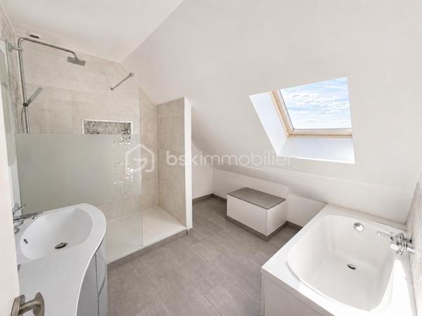 Rebecca Sebarg a le plaisir de vous présenter cette jolie maison familiale de 100m2 habitables, située au calme, dans une impasse d’un quartier résidentiel, et édifiée sur un terrain de 689 m².

Dès l’entrée, vous découvrirez un agréable double séjour traversant et lumineux, offrant un accès direct à la terrasse et au jardin par un escalier. Le rez-de-chaussée comprend également une cuisine indépendante entièrement aménagée et équipée, ainsi que des toilettes séparées.

À l’étage, l’espace nuit se compose de 3 chambres, toutes équipées de grands rangements intégrés. 
Vous trouverez également une salle d’eau récente et moderne, ainsi que des WC séparés.

La maison dispose également d’un sous-sol total, actuellement non aménagé, offrant un beau potentiel d’aménagement selon vos besoins et vos envies.

Un garage isolé d’environ 20 m², avec accès direct depuis le rez-de-chaussée, complète le bien, ainsi que deux places de stationnement extérieures.

À l’extérieur, vous profiterez d’un agréable jardin avec un cabanon situé en fond de parcelle, idéal pour le rangement du matériel de jardin.

Cette maison, très bien entretenue et ne nécessitant aucun travaux, offre de belles prestations et un excellent confort au quotidien.

LES + DE LA MAISON :
• Bon DPE : C
• Fenêtres en double vitrage
• Volets électriques au rez-de-chaussée
• Garage isolé d’environ 18m² avec accès direct à la maison
• Tableau électrique récent
• Sous-sol total offrant un beau potentiel d’aménagement
• De nombreux rangements dans chacune des chambres
• Aucune anomalie en électricité et gaz
• Chaudière à condensation de 2021 avec plancher chauffant 
• 2 places de stationnement extérieures
• Terrain de 689 m² avec cabanon

Écoles, collège et centre-ville accessibles à pied : un emplacement idéal pour une vie de famille.

Important : La copropriété, actuellement composée de 2 lots, est en cours de dissolution. À la date de la vente, le bien ne sera donc plus soumis au régime de la copropriété.

Une maison familiale agréable, fonctionnelle et parfaitement entretenue, à découvrir sans tarder !