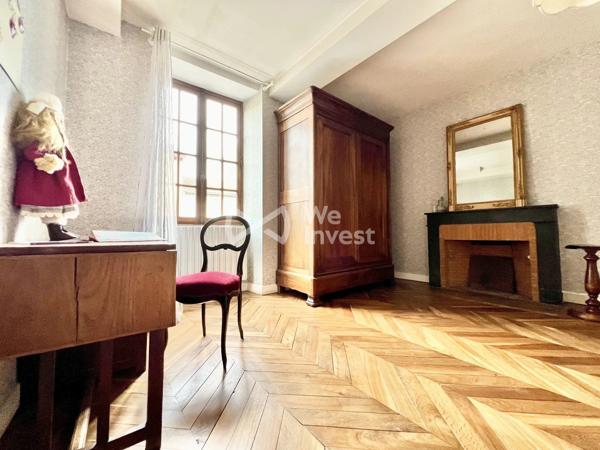 Demeure avec cachet, garage double, annexes, jardin paysager de 1459 m².