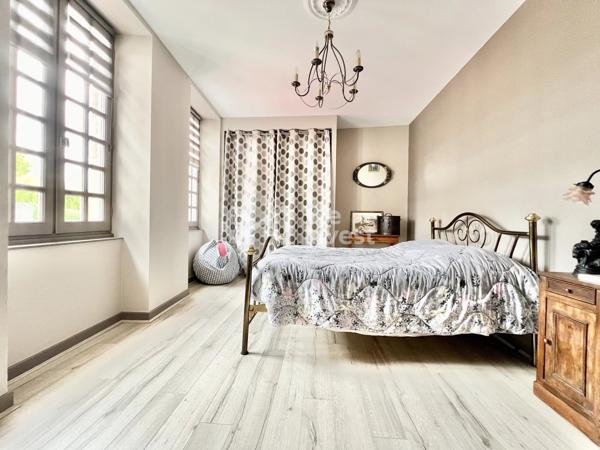 Demeure avec cachet, garage double, annexes, jardin paysager de 1459 m².