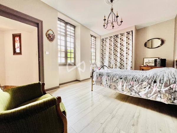 Demeure avec cachet, garage double, annexes, jardin paysager de 1459 m².