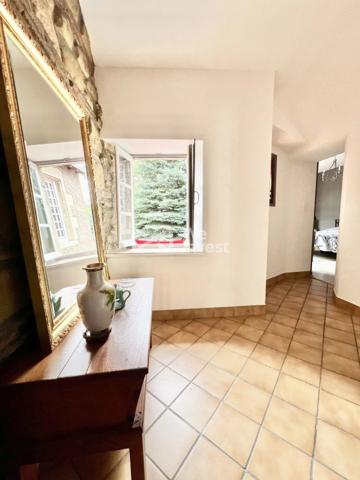 Demeure avec cachet, garage double, annexes, jardin paysager de 1459 m².