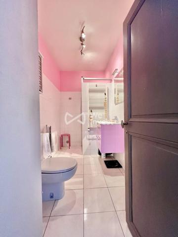 Demeure avec cachet, garage double, annexes, jardin paysager de 1459 m².