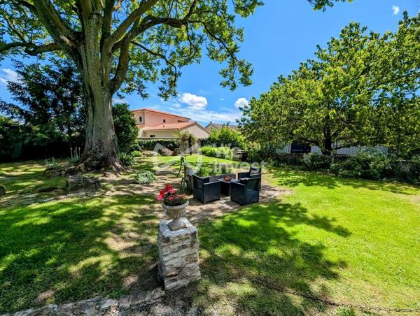 Demeure avec cachet, garage double, annexes, jardin paysager de 1459 m².