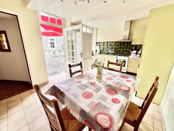 Demeure avec cachet, garage double, annexes, jardin paysager de 1459 m².