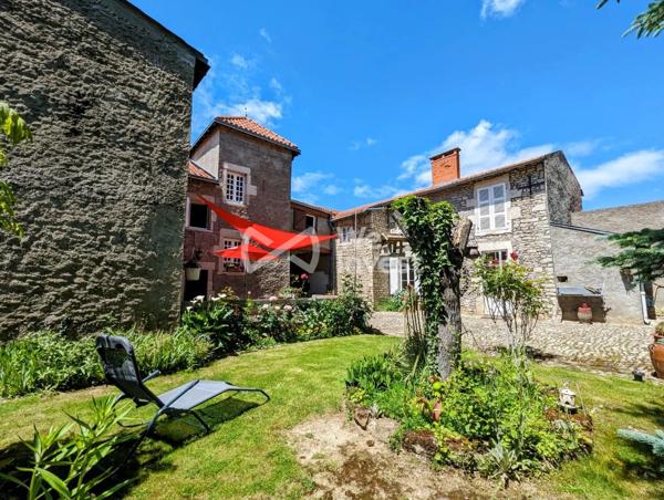 Demeure avec cachet, garage double, annexes, jardin paysager de 1459 m².