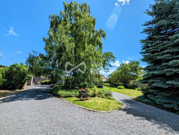 Demeure avec cachet, garage double, annexes, jardin paysager de 1459 m².