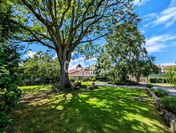 Demeure avec cachet, garage double, annexes, jardin paysager de 1459 m².