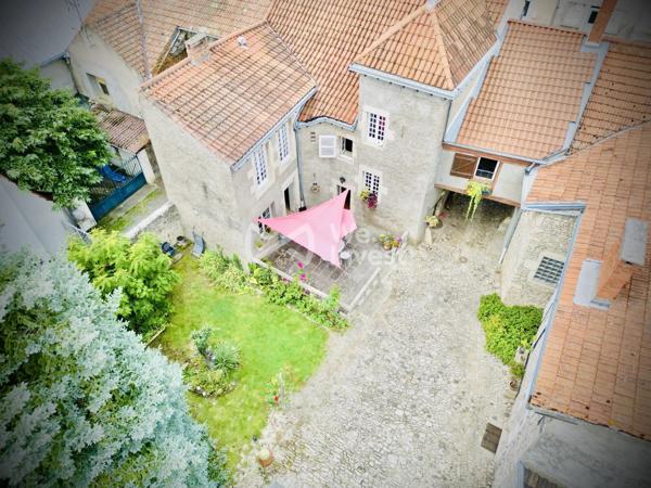 Demeure avec cachet, garage double, annexes, jardin paysager de 1459 m².