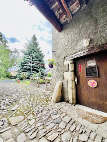 Demeure avec cachet, garage double, annexes, jardin paysager de 1459 m².