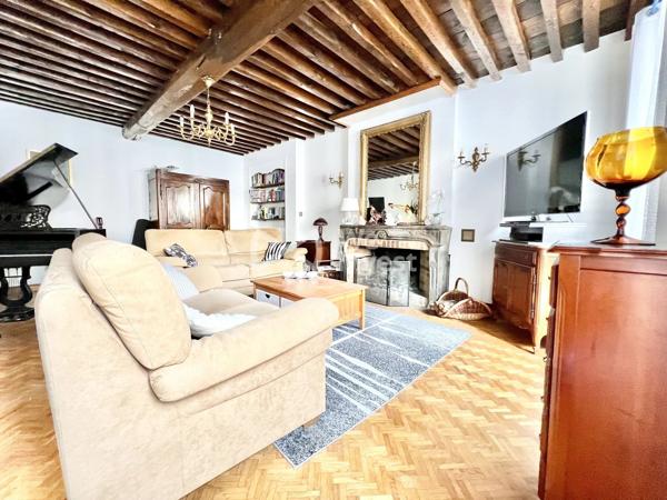 Demeure avec cachet, garage double, annexes, jardin paysager de 1459 m².