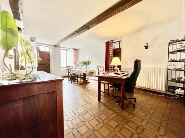Demeure avec cachet, garage double, annexes, jardin paysager de 1459 m².