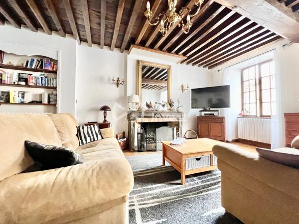 Demeure avec cachet, garage double, annexes, jardin paysager de 1459 m².