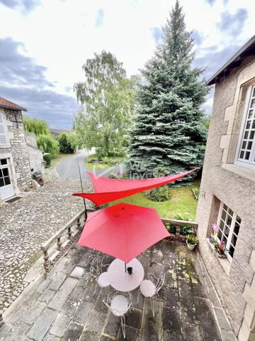 Demeure avec cachet, garage double, annexes, jardin paysager de 1459 m².