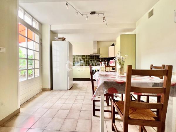 Demeure avec cachet, garage double, annexes, jardin paysager de 1459 m².