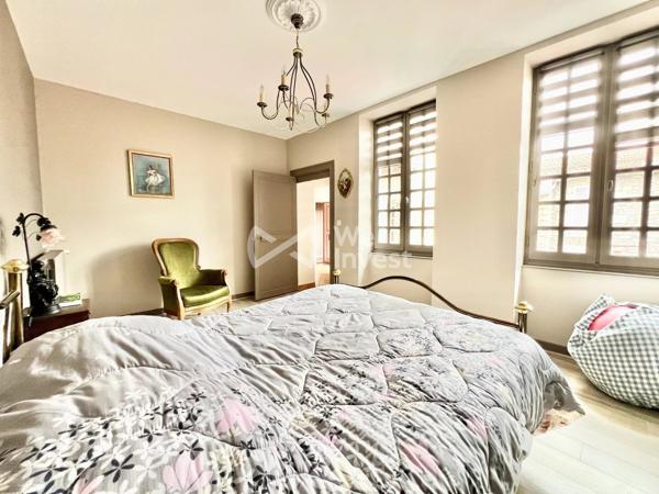 Demeure avec cachet, garage double, annexes, jardin paysager de 1459 m².