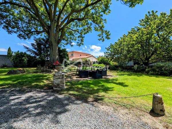 Demeure avec cachet, garage double, annexes, jardin paysager de 1459 m².