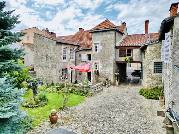 Demeure avec cachet, garage double, annexes, jardin paysager de 1459 m².