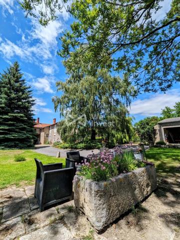 Demeure avec cachet, garage double, annexes, jardin paysager de 1459 m².