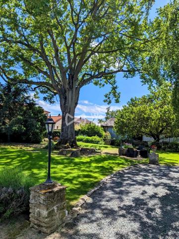 Demeure avec cachet, garage double, annexes, jardin paysager de 1459 m².